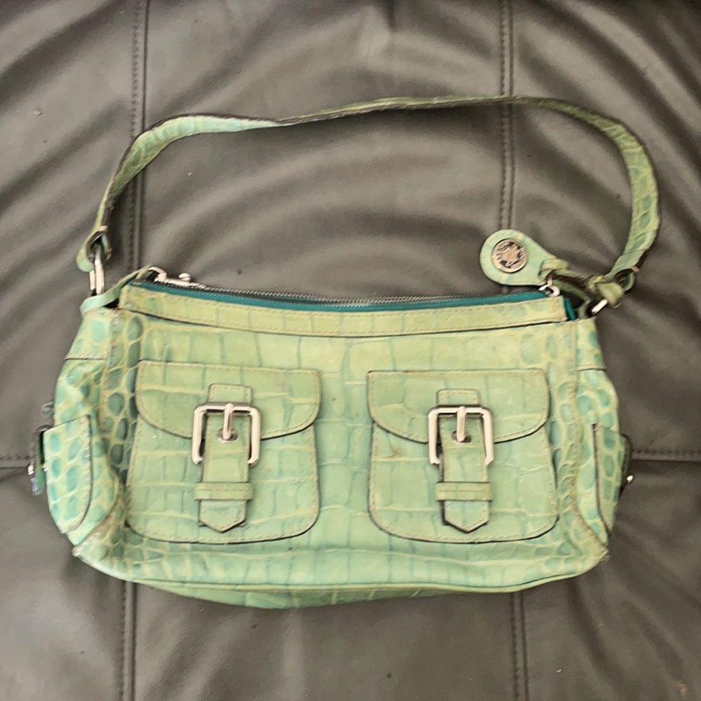 The color is more of a turquoise